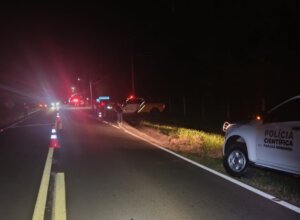 Local do acidente que matou motociclista na PR-082 em Cianorte com viaturas da Polícia Científica e da PRE.