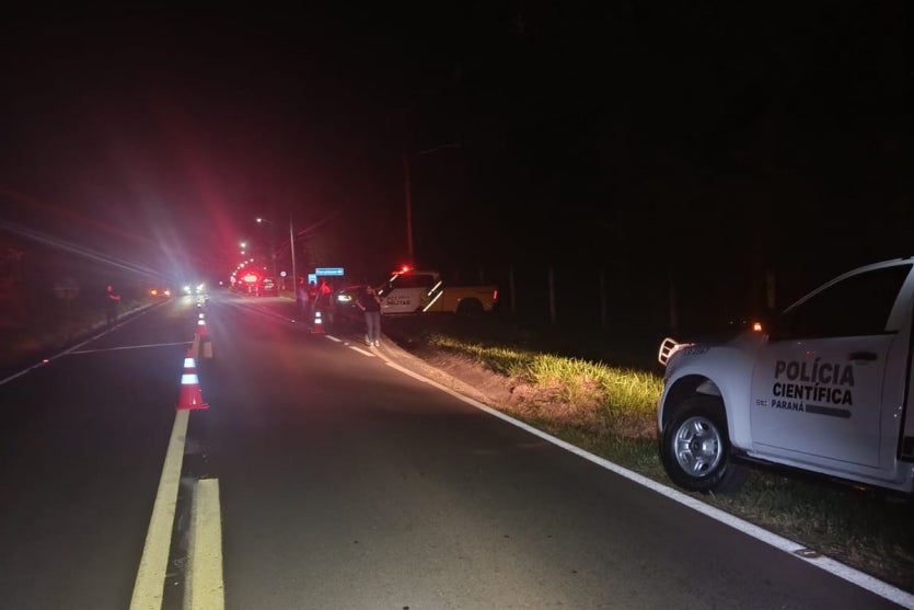 Local do acidente que matou motociclista na PR-082 em Cianorte com viaturas da Polícia Científica e da PRE.