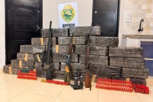 Maconha, armas e munições apreendidas em Francisco Alves.