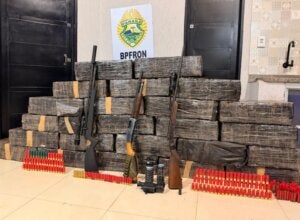 Maconha, armas e munições apreendidas em Francisco Alves.
