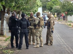 Equipes durante verificação da suspeita de explosivos em imóvel de Mandaguari.