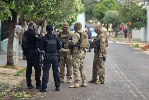 Equipes durante verificação da suspeita de explosivos em imóvel de Mandaguari.
