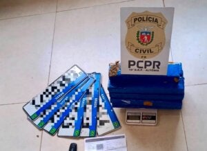 Maconha e placas apreendidas em Altônia.