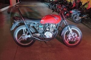 Motocicleta apreendida pela PM em Umuarama.