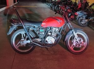 Motocicleta apreendida pela PM em Umuarama.