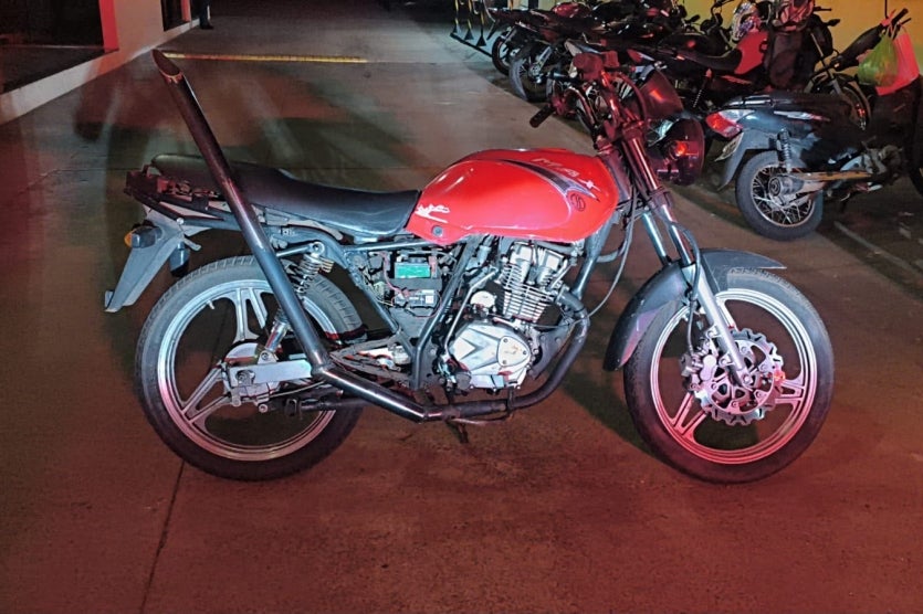 Motocicleta apreendida pela PM em Umuarama.