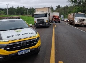 Local de colisão entre dois caminhões e moto na PR-323 em Umuarama.