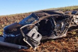 Carro de Umuarama destruído após capotamento na PR-486.