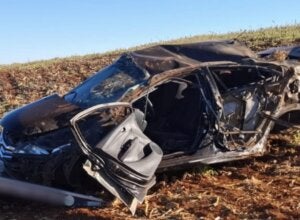 Carro de Umuarama destruído após capotamento na PR-486.