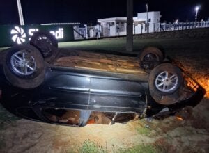 Carro capotado às margens da PR-182.