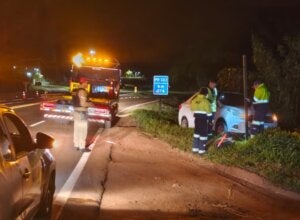 Carro batido em placa após acidente na PR-323 em Cruzeiro do Oeste.