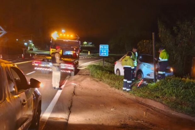 Carro batido em placa após acidente na PR-323 em Cruzeiro do Oeste.
