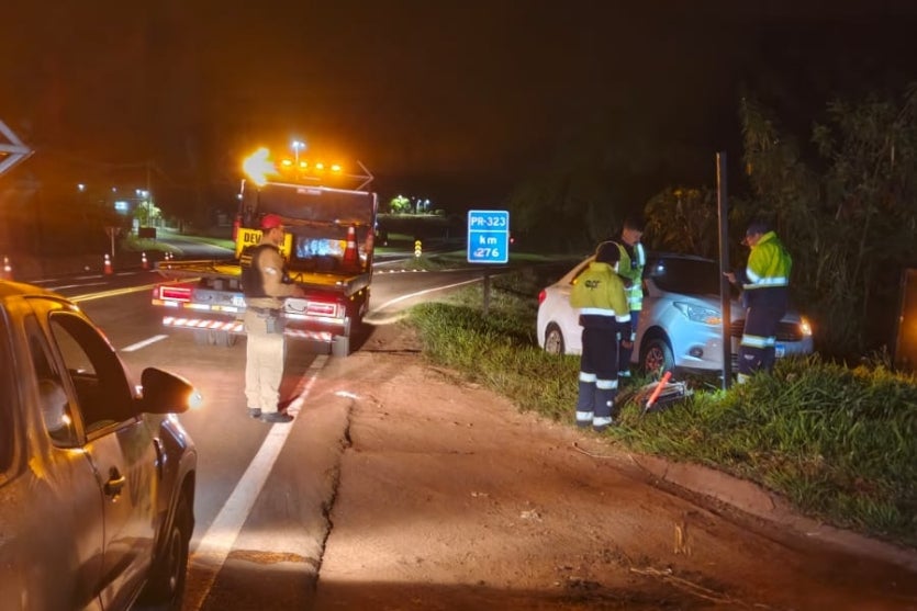 Carro batido em placa após acidente na PR-323 em Cruzeiro do Oeste.