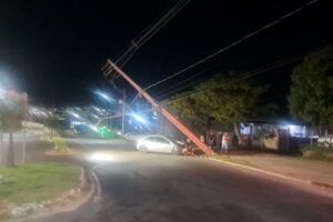 Acidente onde motorista bateu contra poste em Umuarama.