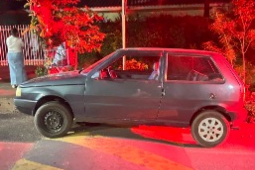 Carro envolvido em acidente na avenida Goiânia, em Umuarama.