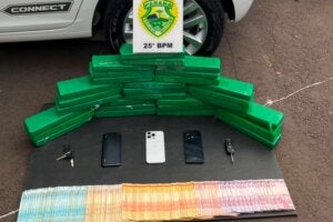 Tabletes de maconha apreendidos pela PM em Umuarama.