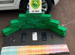 Tabletes de maconha apreendidos pela PM em Umuarama.