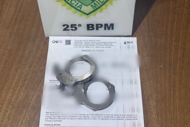 Algema sob um documento de mandado de prisão em Umuarama.