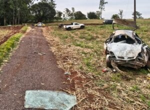 Carro destruído após capotamento na PR-239.