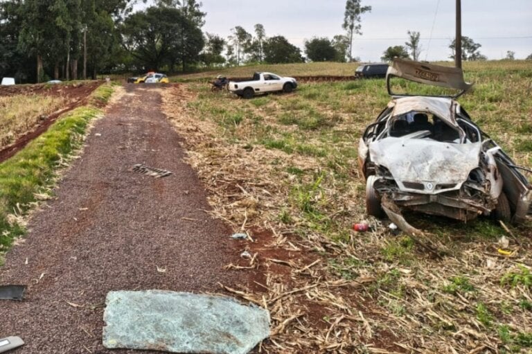 Carro destruído após capotamento na PR-239.