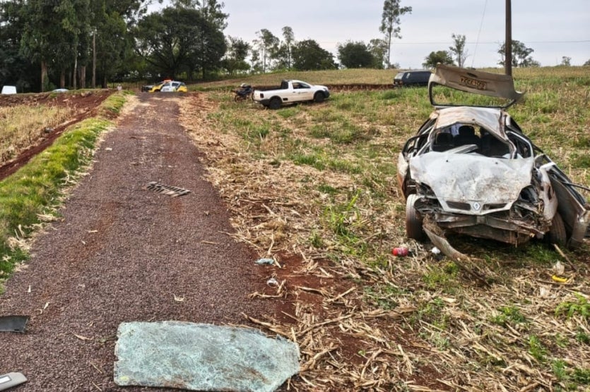 Carro destruído após capotamento na PR-239.