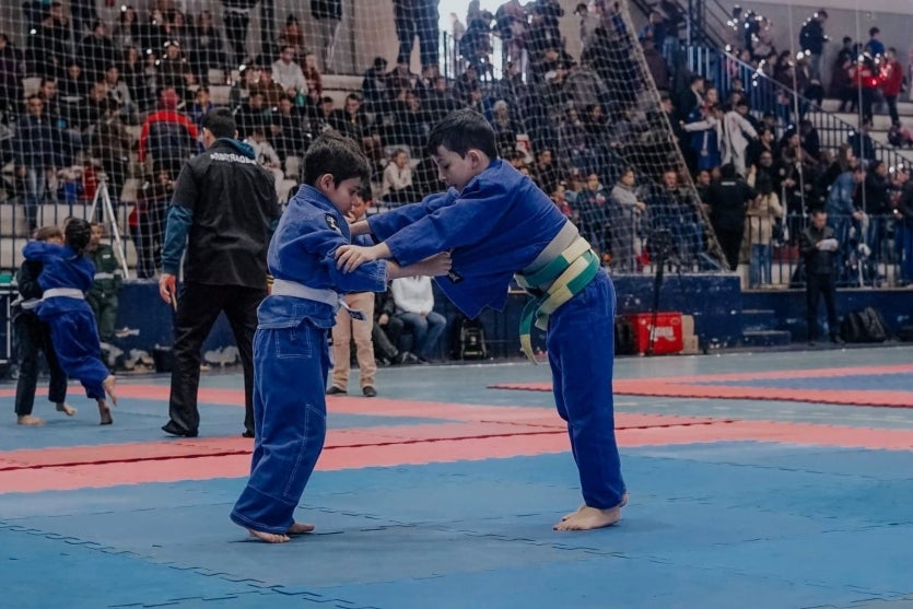 Atletas de jiu-jitsu no tatame.
