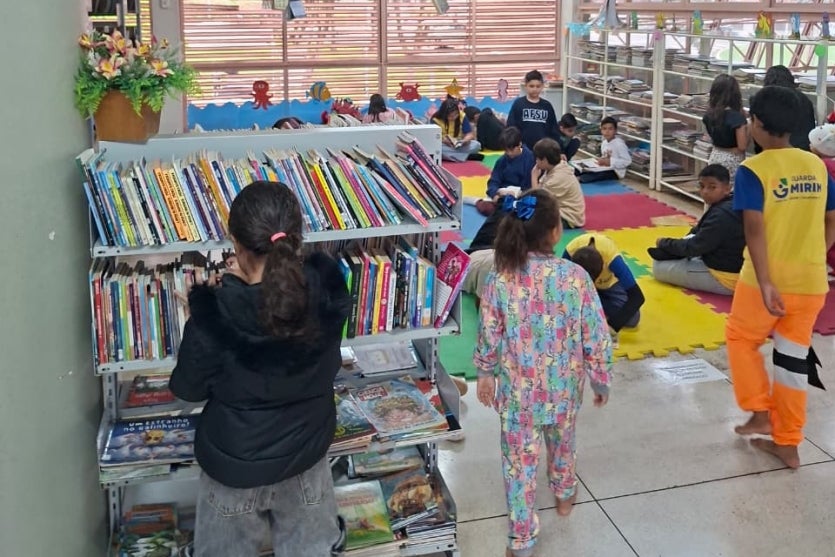 Crianças da Guarda Mirim na Biblioteca Rocha Pombo em Umuarama.
