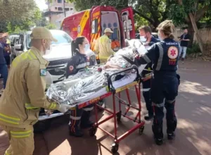 Samu e Corpo de Bombeiros socorrendo trabalhador queimado em Maringá.
