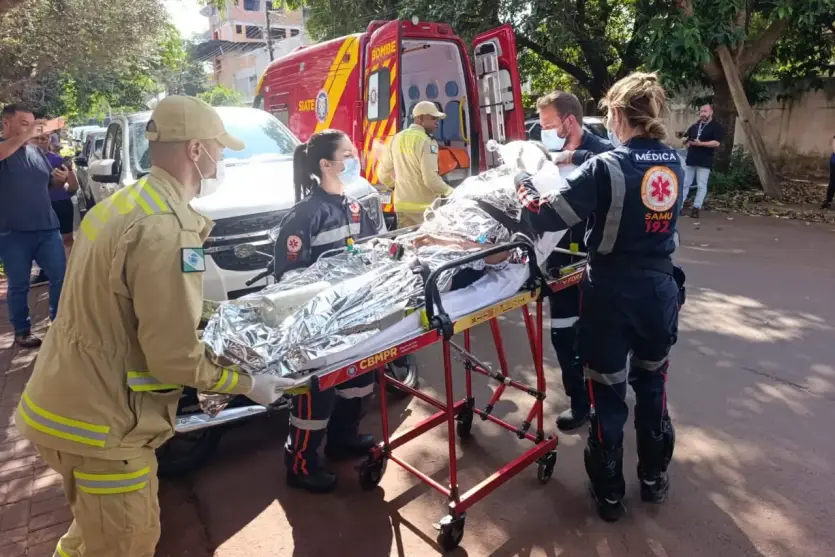 Samu e Corpo de Bombeiros socorrendo trabalhador queimado em Maringá.