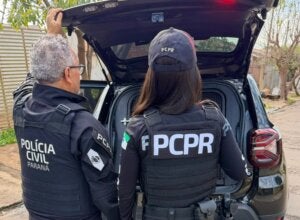Equipes da PCPR próximo ao camburão da corporação.