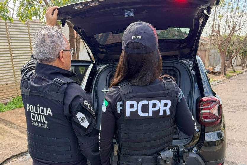 Equipes da PCPR próximo ao camburão da corporação.