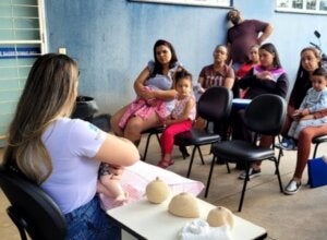 Profissional do Norospar prestando orientações durante o Agosto Dourado.