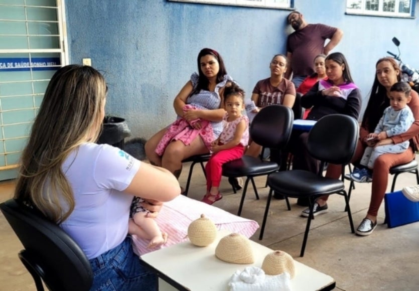 Profissional do Norospar prestando orientações durante o Agosto Dourado.