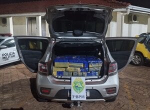 Maconha encontrada em carro abandonado às margens da PR-180.