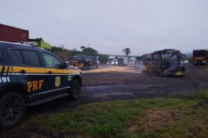 Ônibus de Umuarama que pegou fogo após acidente em Ortigueira.