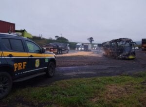 Ônibus de Umuarama que pegou fogo após acidente em Ortigueira.
