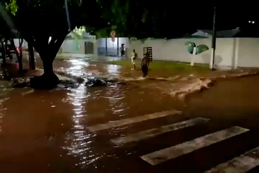 Chuva forte concentrada alaga pontos crônicos e faz Umuarama acumular 74,6 mm; vídeo