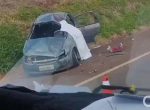Batida entre carro e caminhão deixa uma pessoa morta e três feridas em Francisco Alves