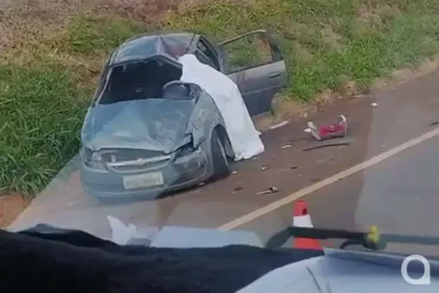Batida entre carro e caminhão deixa uma pessoa morta e três feridas em Francisco Alves