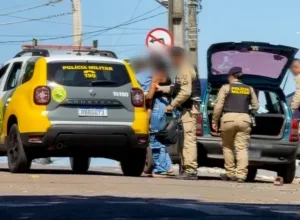 Mãe é presa com filho de 2 anos e 5,1 kg de haxixe em Douradina; prejuízo chega a R$ 360 mil; vídeo