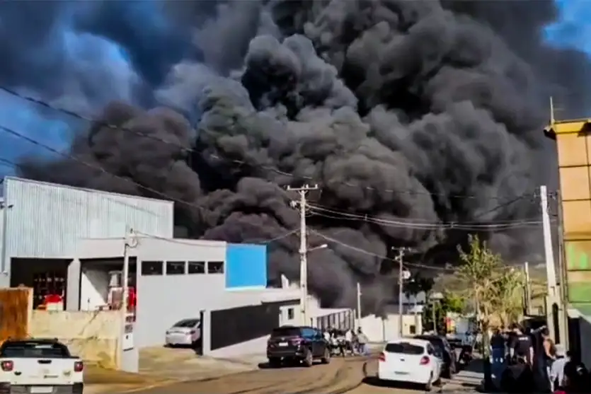 Vídeo mostra incêndio que destruiu fábrica de colchões em Arapongas; confira