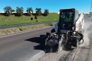 Obras próximo ao viaduto da PR-323 em Umuarama.