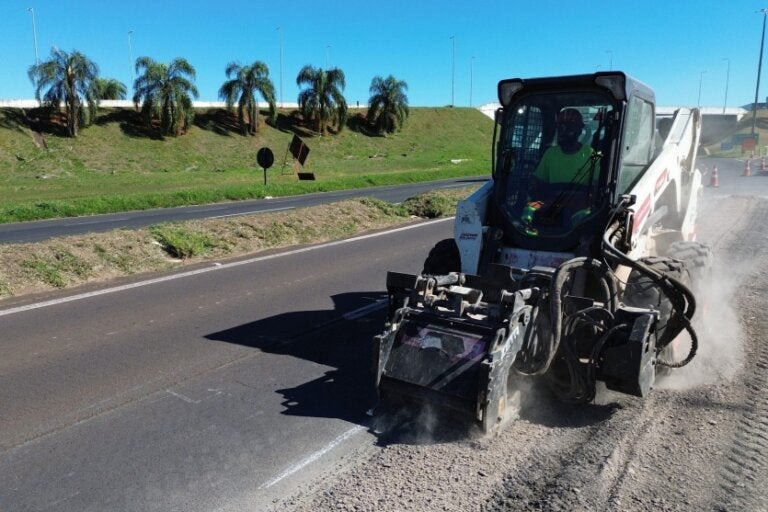 Obras próximo ao viaduto da PR-323 em Umuarama.