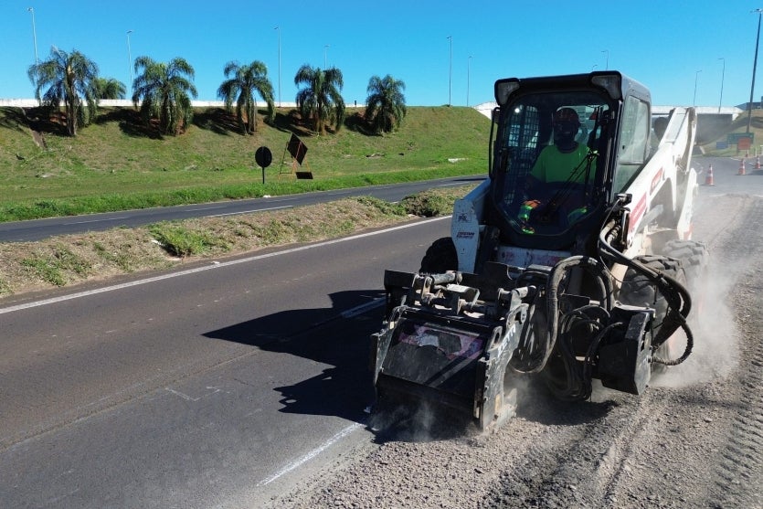 Obras próximo ao viaduto da PR-323 em Umuarama.