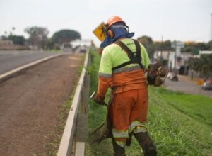 Trabalhador da EPR realizando roçada às margens da PR-323.