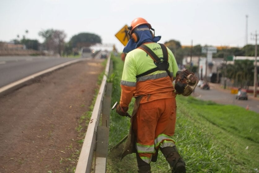 Trabalhador da EPR realizando roçada às margens da PR-323.