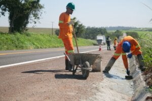 Trabalhadores da EPR durante obras.