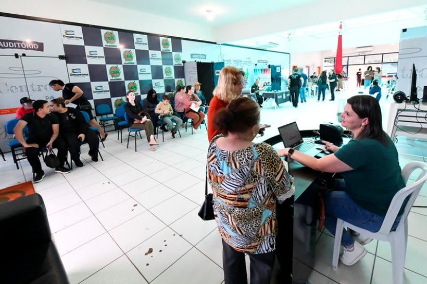 Pessoas sendo atendidas no Paraná em Ação em Umuarama.