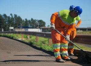 Trabalhador da EPR realizando trabalhos na PR-323.