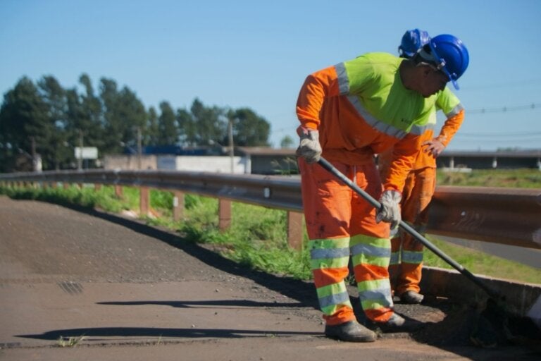 Trabalhador da EPR realizando trabalhos na PR-323.